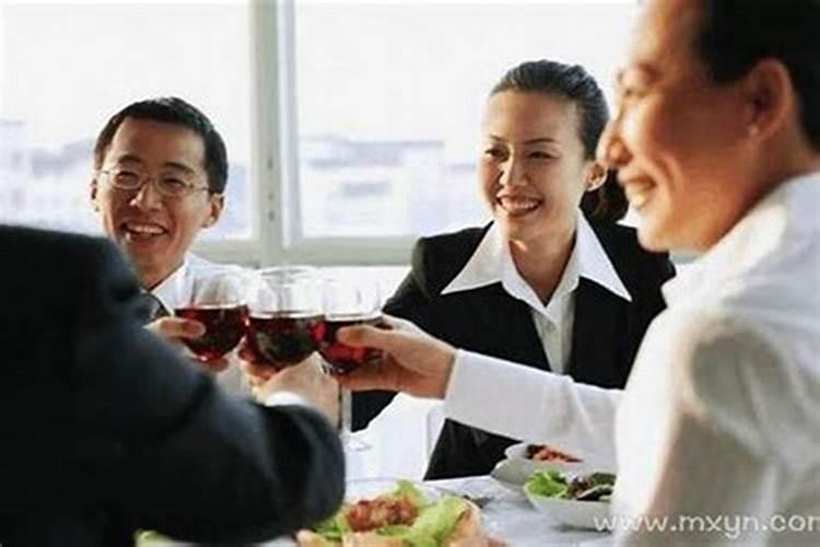 梦见和以前的女同事一起吃饭