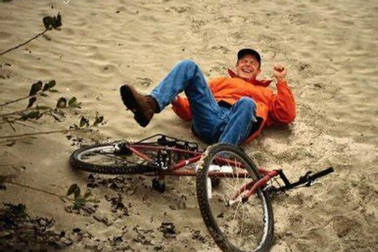 梦见骑车摔倒是什么预兆周公解梦？