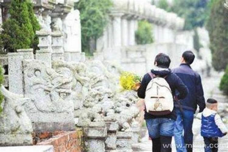 梦见上坟是什么意思？