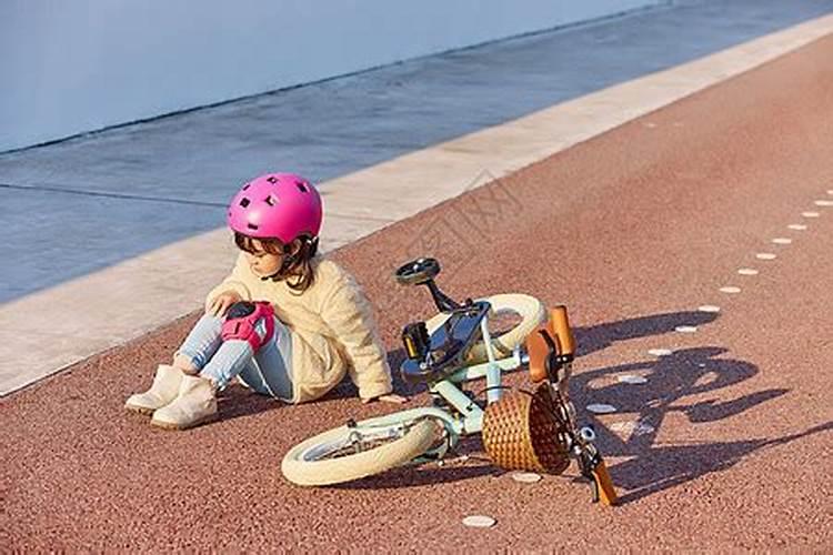 梦见骑车摔倒受伤了