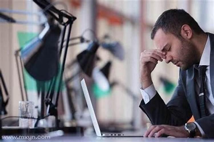 梦见老板对我笑是什么意思？