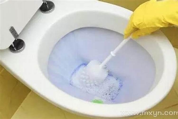 梦见马桶里有很多便便冲不掉？