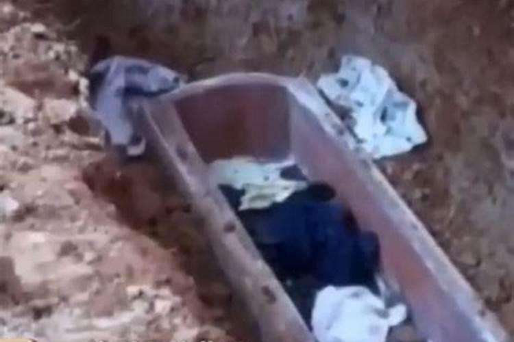 梦见死去外公躺棺材旁边一个小孩