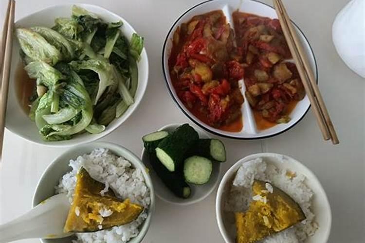 正月初五午饭吃几个菜？