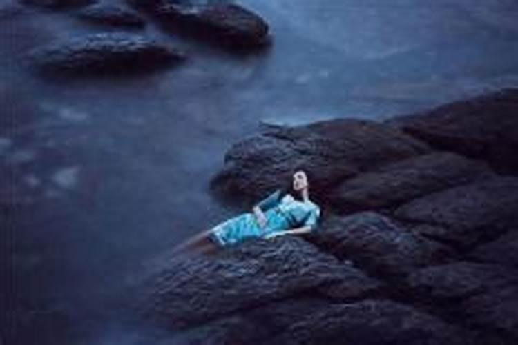 梦见不认识的人死了放在我家里