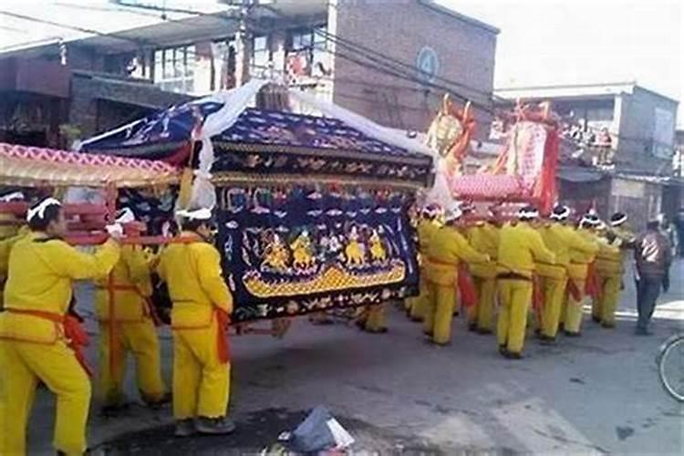 梦见很多人抬棺上山？