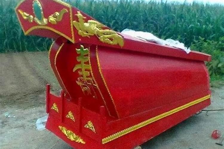 梦见死去的人和棺材都放在一起