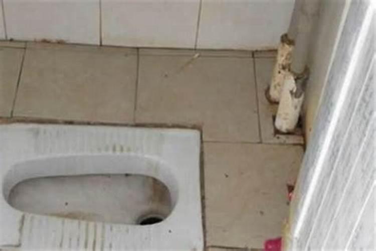 梦见厕所很脏无处下脚