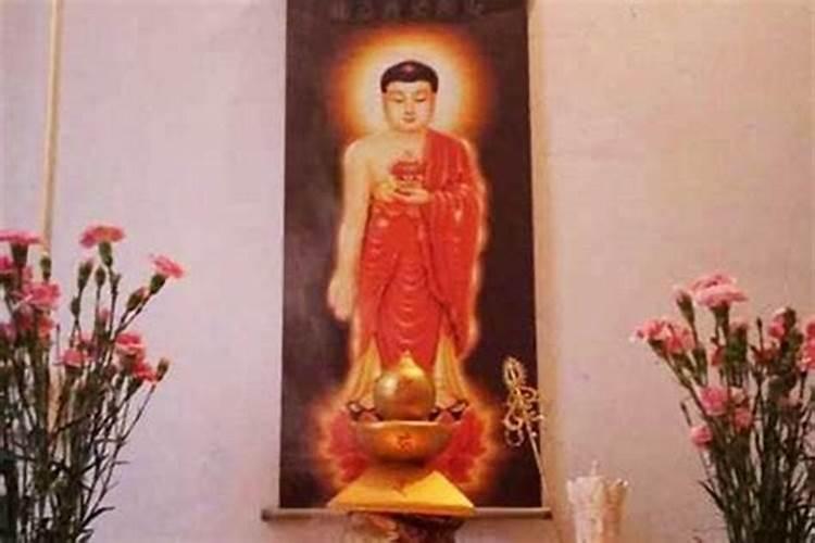 在屋里供神像做法事