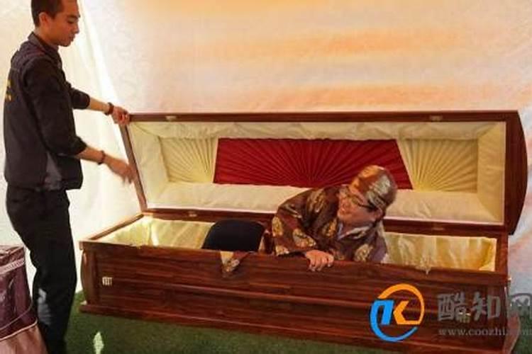 梦见老公和别人抬棺材