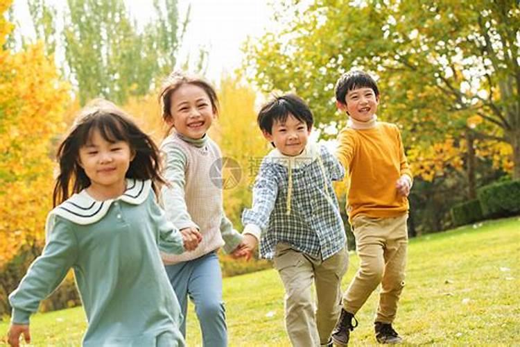 梦到跟很多小孩一起玩儿？