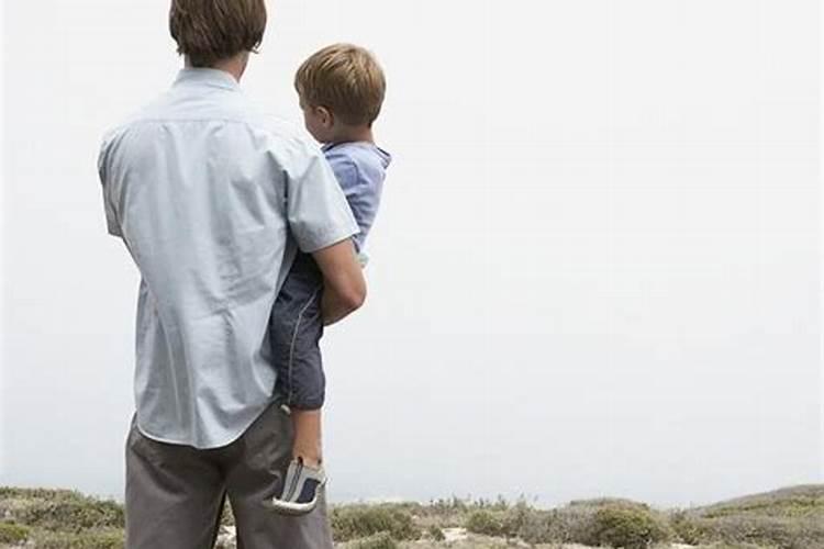 梦见抱小男孩啥预兆？