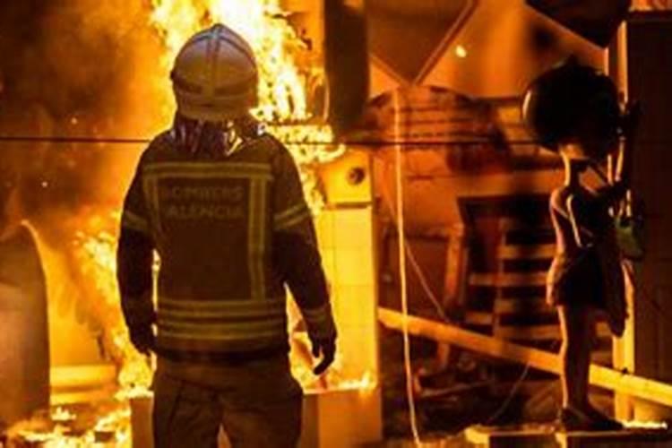 梦见墓地起火又扑灭好不好？