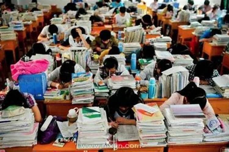 梦见教室和同学的场景