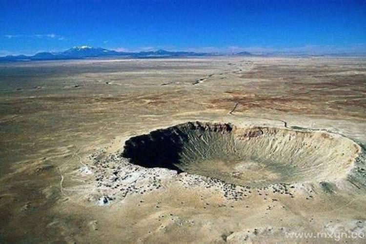 梦到大坑是什么意思？