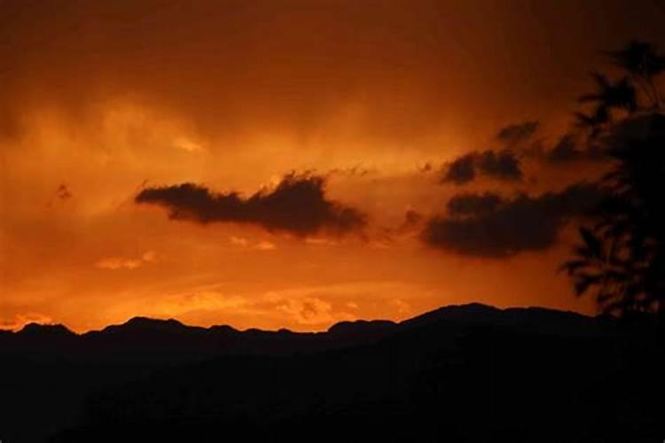 梦见会场上天空是黑红色