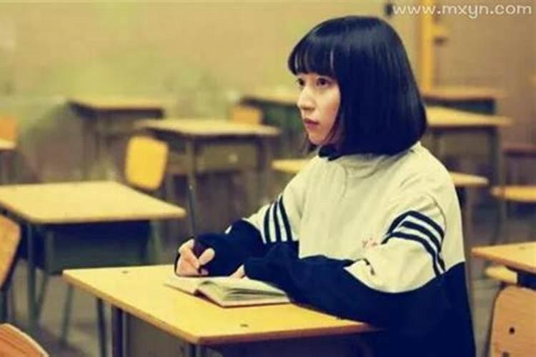 梦见女同学和她老公是什么预兆？