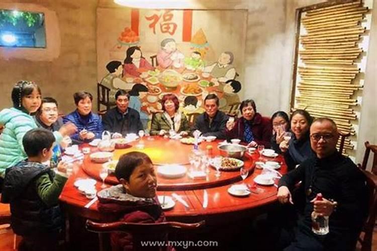 梦见很多人在一起吃饭自己没吃？