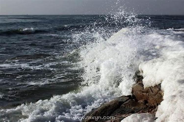 梦见大海水浪滚滚而来周公解梦