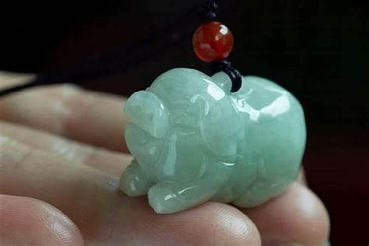 猪犯太岁带什么配饰？