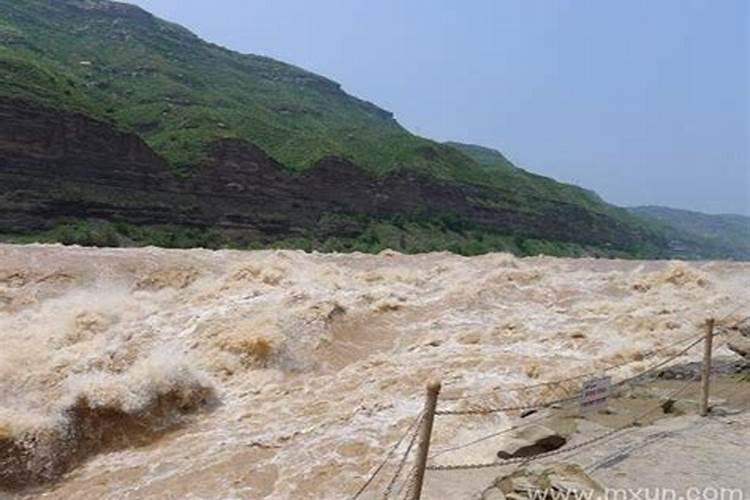 梦见大雨大河水很深