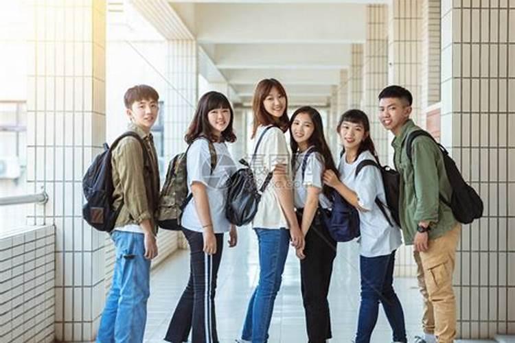 梦到学校里好多学生？