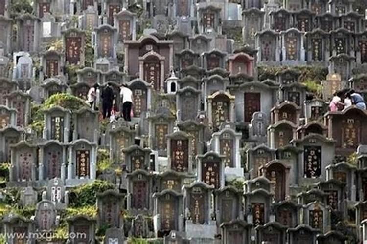 梦见坟地起火自己救火什么意思呀？
