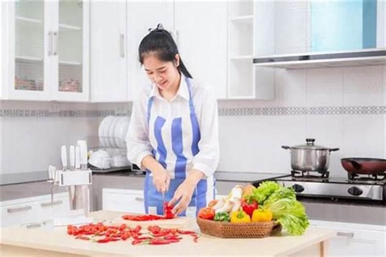 梦见死去的姥姥在做饭是什么意思？