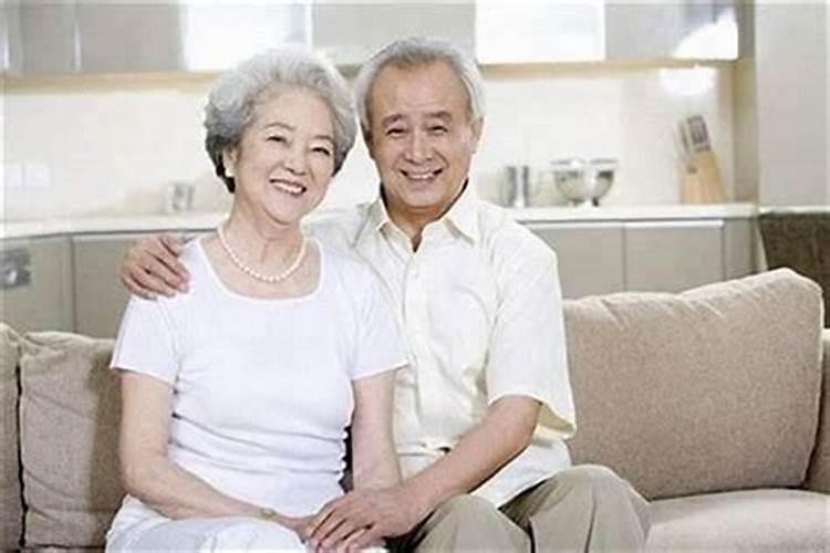 梦见死去的爷爷活着跟自己说话