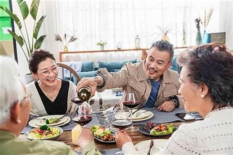 梦见和老人在一起是什么意思？