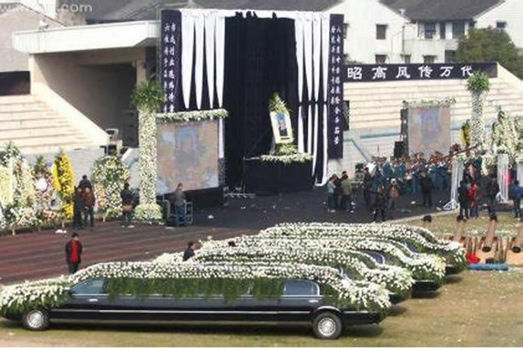 梦见离婚的前夫死了去参加葬礼
