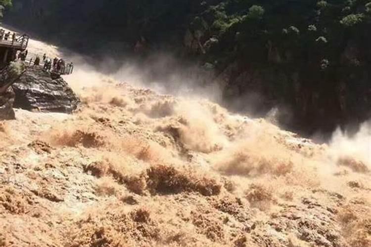 梦见山上发洪水流下来