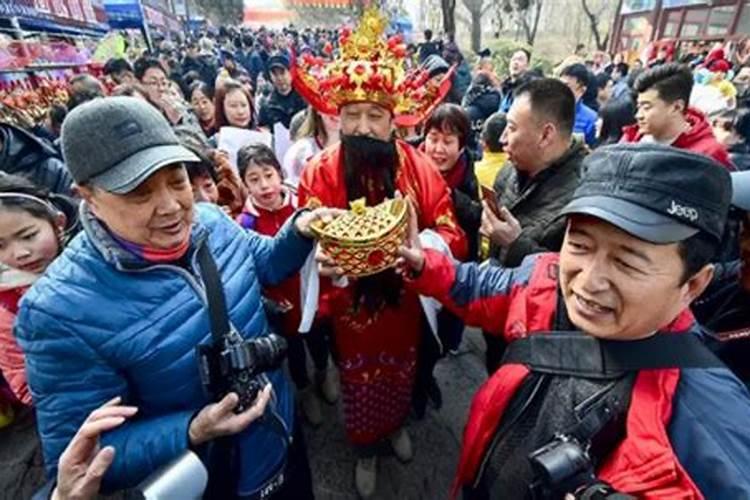 除夕在哪接财神？