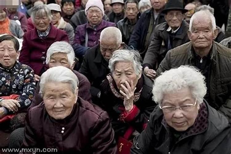梦见救老人是什么预兆？