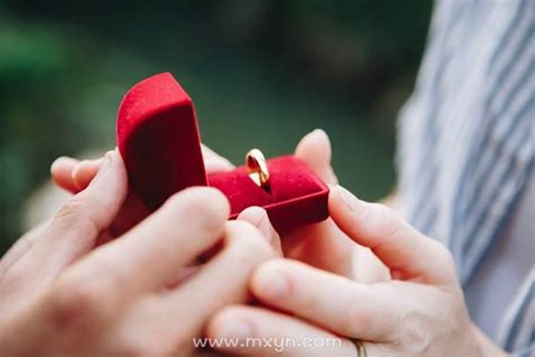 梦见表弟向我求婚为啥？