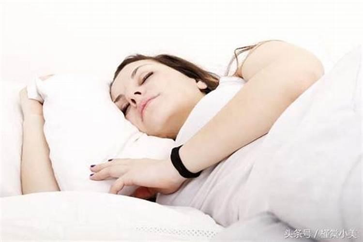 梦到女人看到自己裸睡