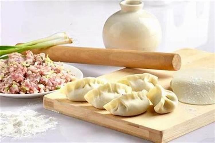 梦见朋友来家里包饺子