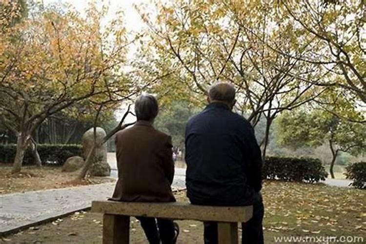 梦见逝去的老人预兆什么意思？