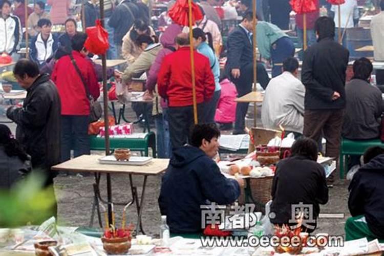 小年夜过节拜祭先人