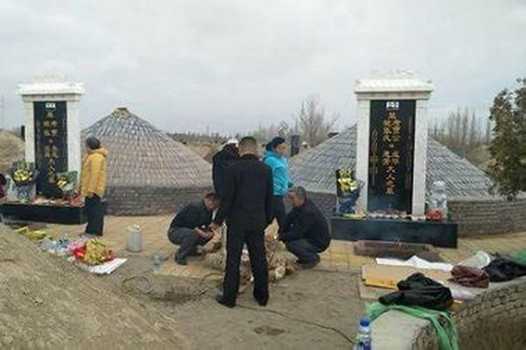 梦见坟墓里住着人什么意思？