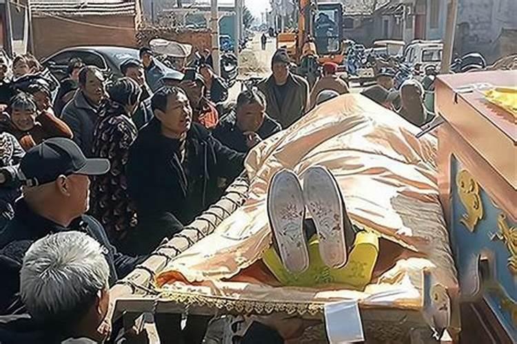 梦见死去老人又出殡