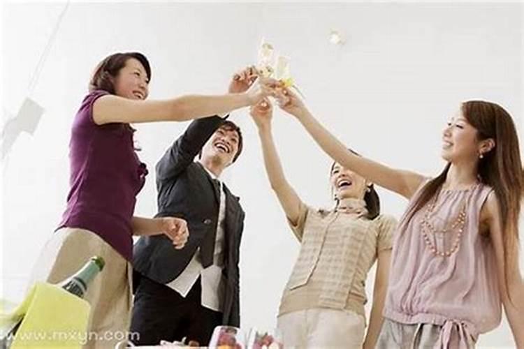 梦见漂亮的女熟人来家里