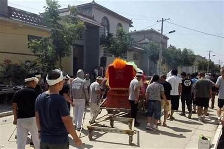 梦见路上有人抬棺材出殡