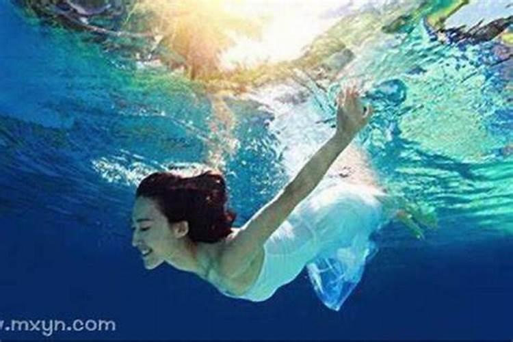 梦见红色的水是什么预兆女人？