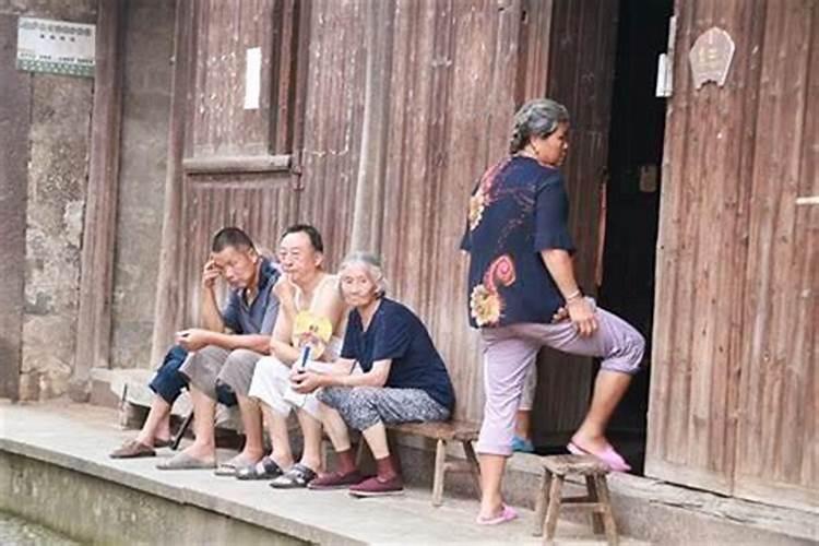梦见回到家乡的小村子生活了