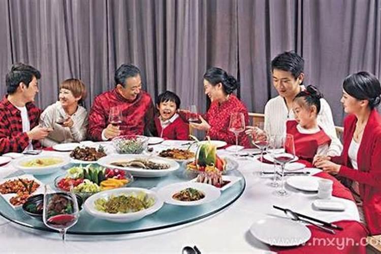 梦见家人在一起吃肉