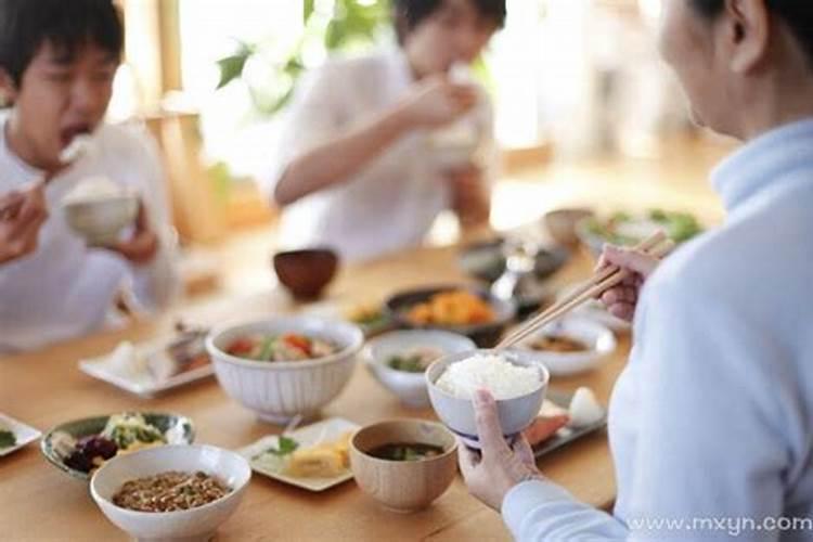 梦见家人在一起吃饭好不好？
