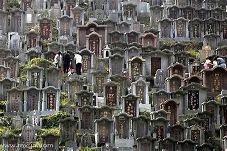 梦见坟地两个坟头不一样