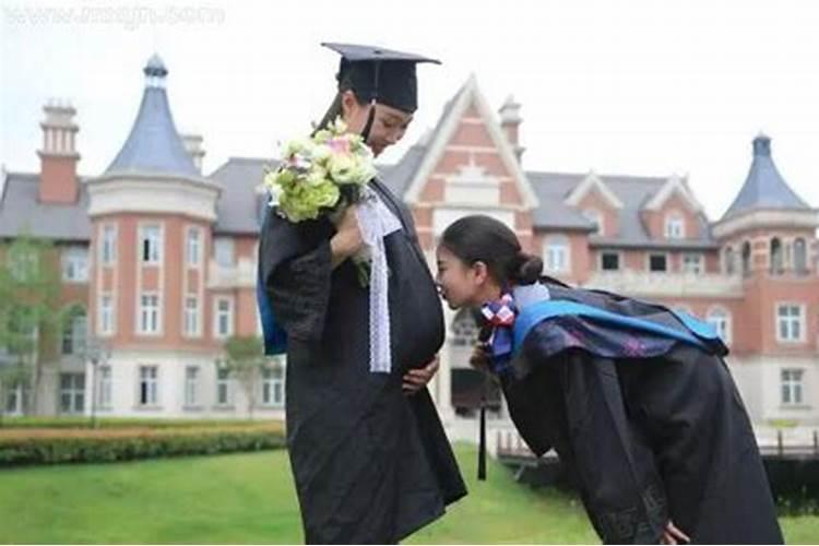 梦见上学的时候同学怀孕生孩子