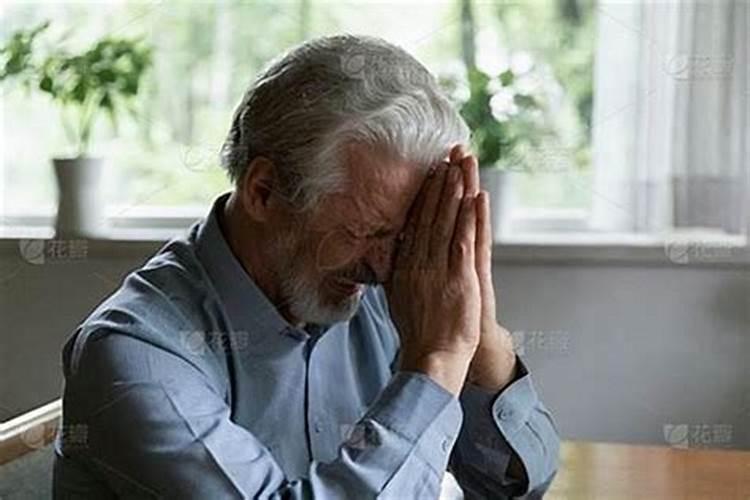 梦见死去的老人哭了什么预兆？